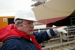 Profi mit viel Erfahrung: Wilfried Rohrbach hat im Auftrag der Peterswerft den Hub vorbereitet.